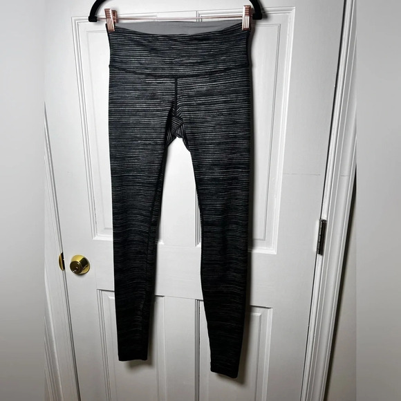 Lululemon size 6 wunder under leggings in great condition - Picture 3 of 3